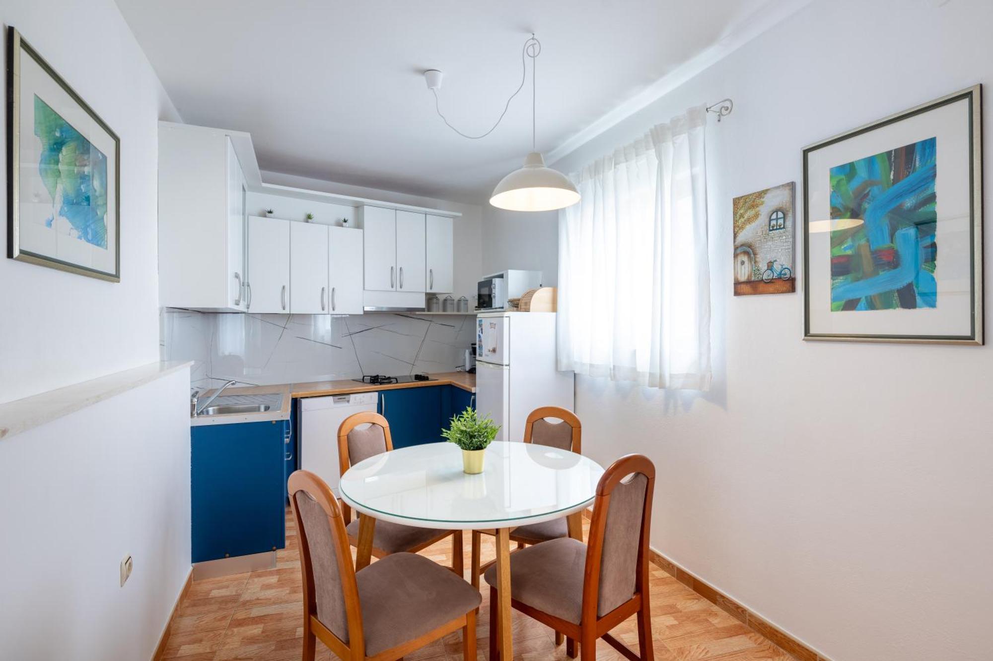 Laura On The First Floor Makarska