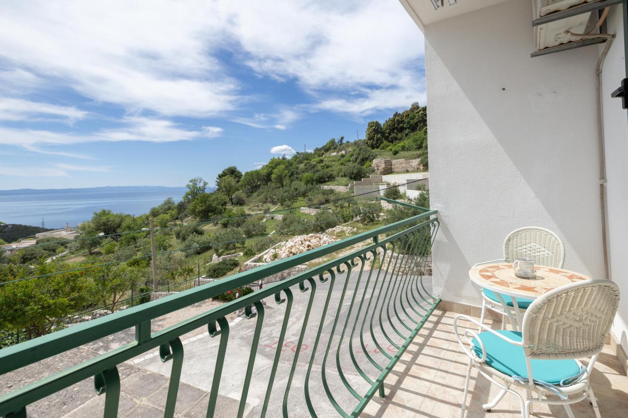 Laura On The First Floor Makarska